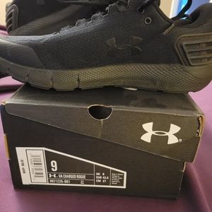 (SOLD)Under Armour shoe (SOLD)